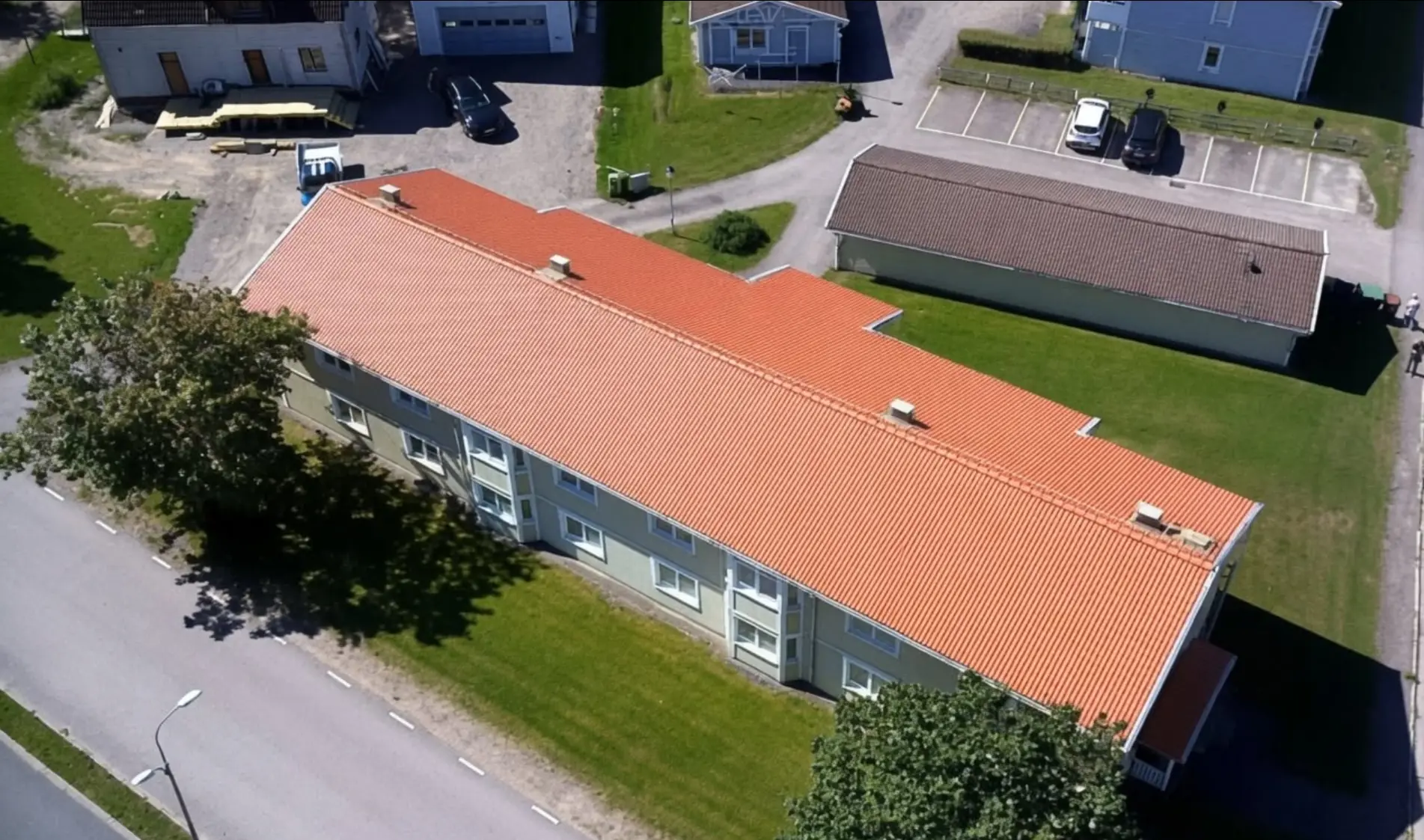 Rött takpannetak på flerbostadshus utfört av Bröderna JEs Montage AB