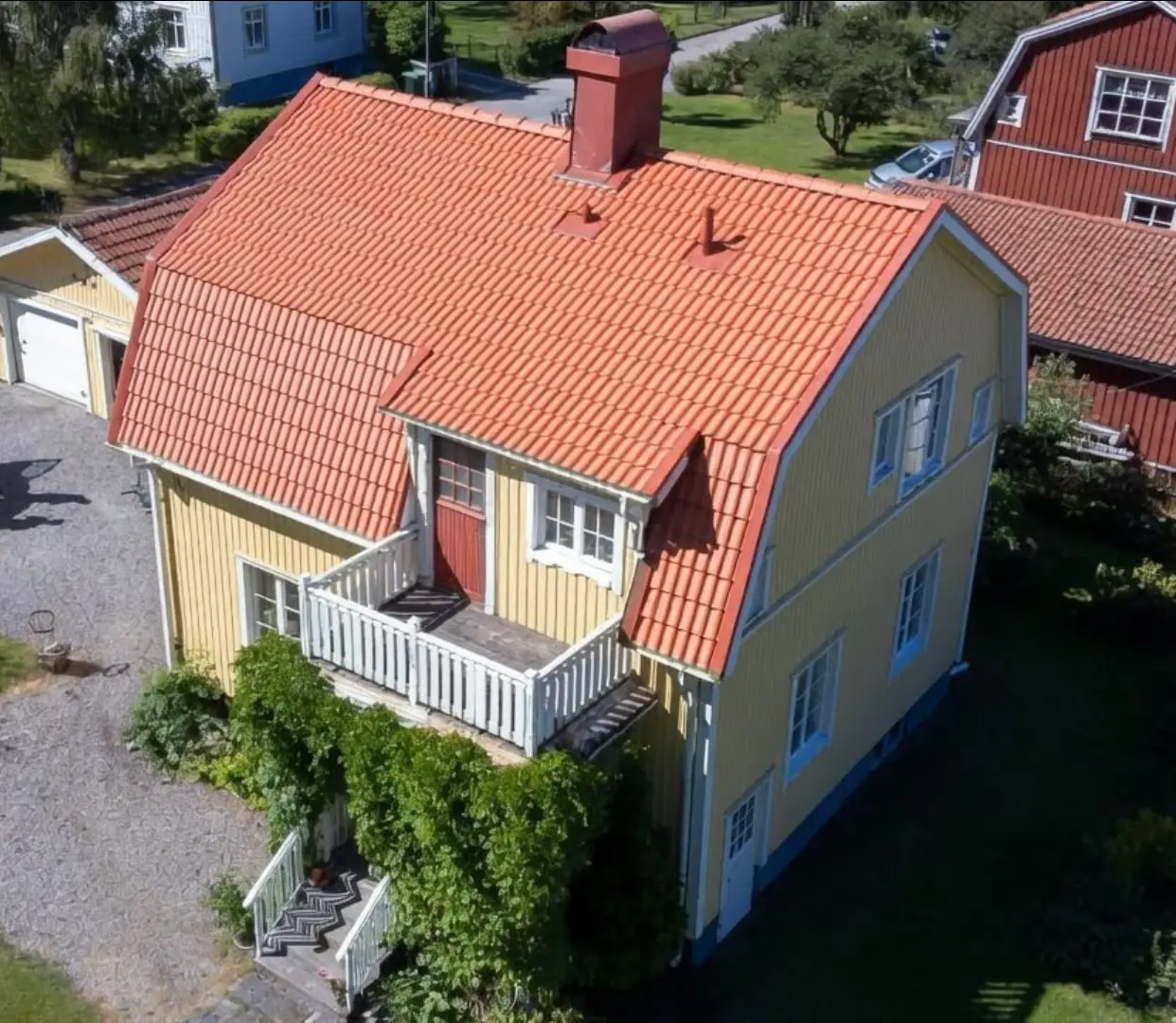 Rött takpannetak på gul villa utfört av Bröderna JEs Montage AB