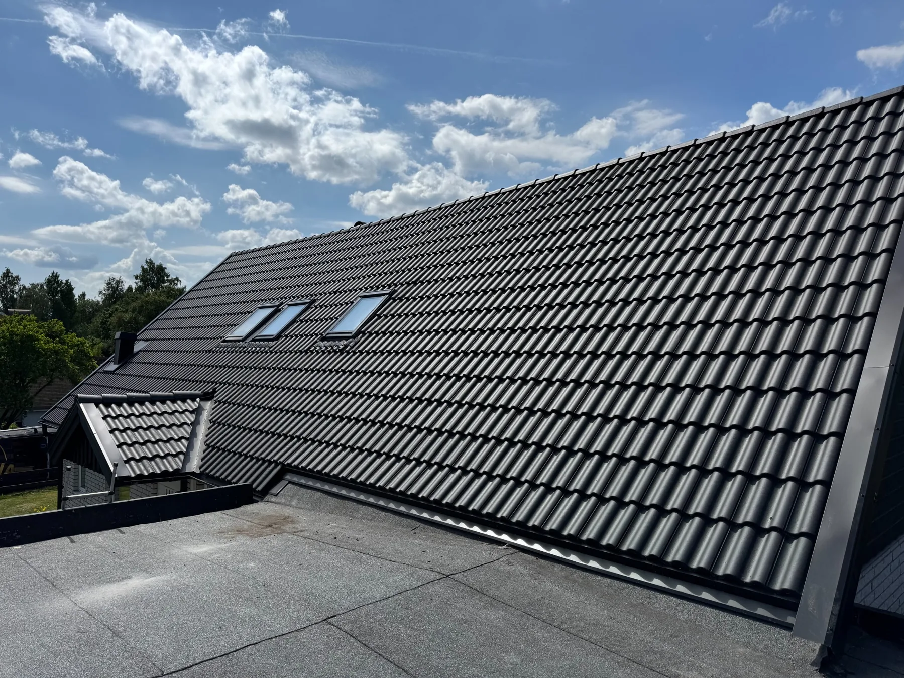 Svart takpannetak utfört av Bröderna JEs Montage AB